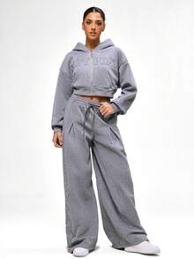 BABYPHAT 褶裥细节宽松运动裤，闪光针织面料，阔腿抽绳设计，饰有闪亮压纹文字，舒适居家服，高腰宽松版型 - 灰色 - 查看 7