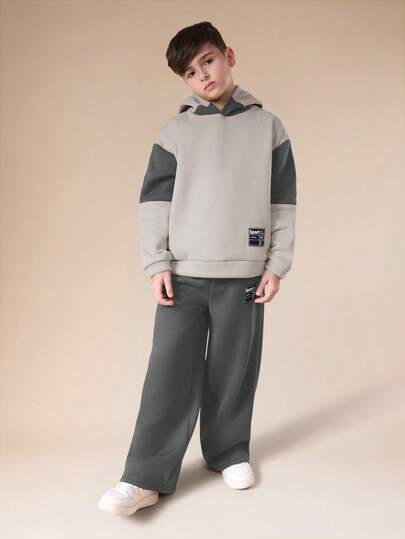  SUMWON 青少年撞色连帽衫和阔腿运动裤套装，采用撞色拼接细节和连帽设计，适合休闲和度假穿着。