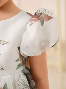 SHEIN Glamorique Kids 女婴公主风碎花数码印花连衣裙，蝴蝶结后背蓬蓬裙，适合舞台表演、钢琴演奏、中东等场合，碎花连衣裙，让女婴看起来更加可爱迷人。 - 白色 - 查看 5