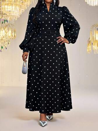 Fleurora Plus Size Damklänning med V-ringning och lyktorärm, prickigt tryck