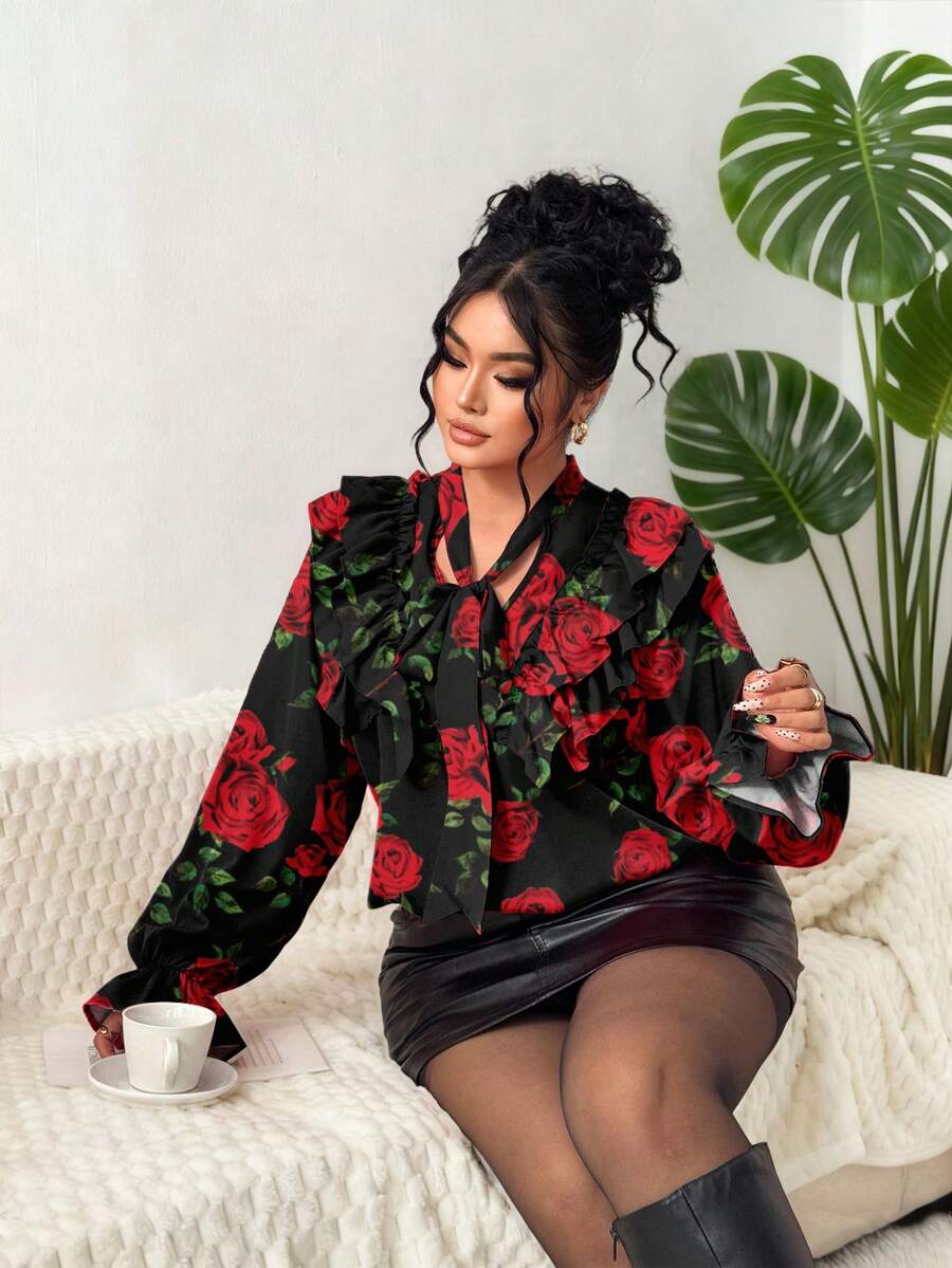 Elenzga Blusa de manga larga con estampado digital de rosas rojas, volantes y lazo, de base negra, elegante y ligera para ocasiones especiales, tallas grandes - Negro - Ver 1