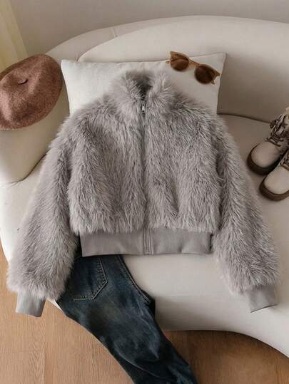 秋冬季女童短款蓬松人造毛皮外套，质地柔软蓬松，高腰剪裁优化身材比例，拉链闭合+简约领口设计，百搭各种风格，适合秋冬季日常外出、校园通勤，轻松锁住温暖，展现活力造型。
