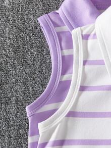 SHEIN Playful Pals 2 chiếc váy polo không tay, kiểu dáng thể thao năng động cho bé gái, màu tím oải hương và trắng sọc ngang, thêu logo ngựa, cổ bẻ, cài nút, eo thấp, viền bèo nhún, chất liệu mềm mại, thích hợp mặc hàng ngày đi học, chơi tennis, golf, nghỉ hè và xuân. - Nhiều màu - Xem 4