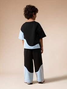 SUMWON Conjunto de camiseta de manga corta con bloqueo de color y pantalón jogger de dos piezas de estilo casual con patrón deformado, cómodo para el verano, para niños pequeños - Multicolor - Ver 2