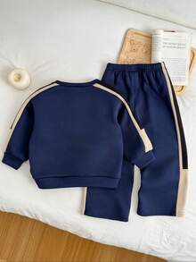 SHEIN Little Byeori 两件套男童休闲宽松圆领撞色滚边卫衣和运动裤套装，适合返校、生日、新生儿派对、节日聚会、秋冬季穿着。 - 寶藍色 - 查看 8