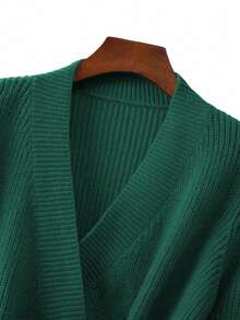 GlowEve CURVE Cardigan Rajut Musim Dingin Wanita Ukuran Besar, Sweater Kancing Depan Pas Badan Bergaya Sederhana Warna Polos - Dark Green - View 6
