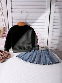 SHEIN Playful Pals 女童白色蝴蝶结卫衣搭配蓝色牛仔百褶裙套装，春秋季休闲时尚装扮，适合上学、聚会、日常穿着、旅行、通勤等场合。 - 黑色 - 查看 2