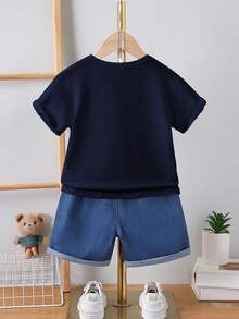 SHEIN Genkimix Kids 2件套男童休闲牛仔熊刺绣短袖圆领T恤和短裤套装，适合日常休闲、运动、上学、户外活动、夏季穿着 - 藏蓝色 - 查看 2