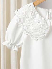 SHEIN Áo sơ mi trắng dài tay cổ ren thêu dành cho bé gái vừa thoải mái, thời trang, thanh lịch lại ngọt ngào. Phù hợp để mặc hàng ngày và trong các dịp lễ hội mùa xuân, hè và thu, cũng như các lễ hội ở Trung Đông. - trắng - Xem 5