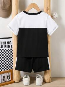 SHEIN Genkimix Kids مجموعة من قميص كاجوال بياقة على شكل حرف V وأكمام قصيرة وشورت رياضي مطبوع، مناسب للارتداء اليومي والمشاهدة الرياضية في الصيف، قطعتان - الأسود - مشاهدة 2