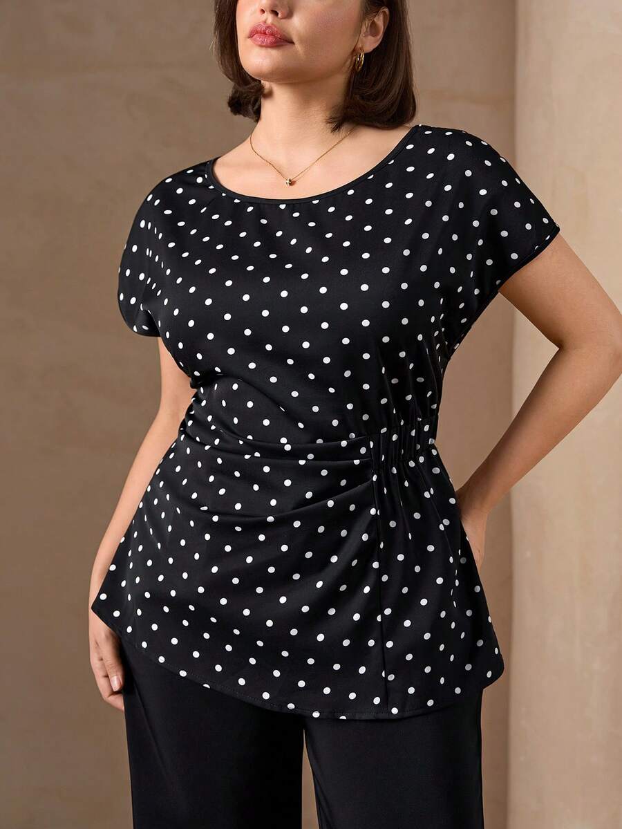 Chikora 大码女式波点印花圆领蝙蝠袖短袖褶皱腰身时尚衬衫，适合女性办公室穿着，适合工作场合，适合春季穿着，适合春假、夏季、夏季假期、夏季女性穿着，优雅女式衬衫，优雅女式波点衬衫 - 黑與白 - 查看 1