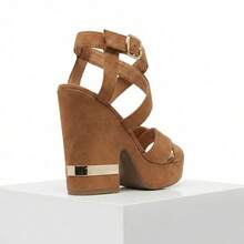 Plataformas para mujer, plataformas HK 3-M en color Melle, sandalias de tacón alto con diseño moderno y elegante, cuentan con una plataforma frontal que aporta estabilidad y un tacón ancho ideal para uso prolongado. Incluyen pulsera al tobillo con hebillas metálicas ajustables para un mejor ajuste . Su tono neutro combina fácilmente con outfits casuales o de vestir, convirtiéndolas en una opción perfecta para eventos, salidas o el día a día. - Melle - Ver 5