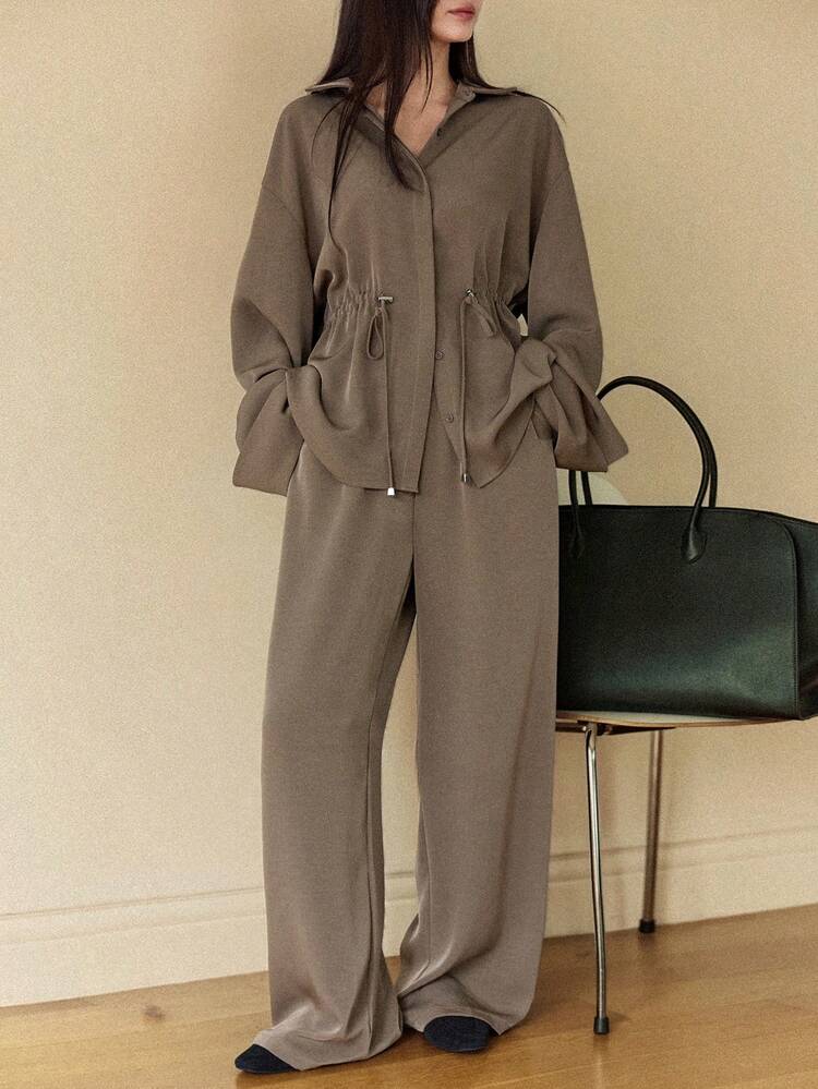 Dazy-Less Conjunto feminino de 3 peças, estilo casual elegante, com cardigã longo sem mangas com detalhe vazado e nó torcido, e calça reta. Ideal para o outono, primavera, Ano Novo e Natal. Perfeito para relaxar em casa. - Castanho Café - Ver 1