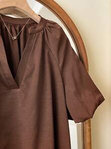 SHEIN Frenchy Chemise décontractée à manches courtes, col V, couleur unie pour femmes. Top sophistiqué à manches bouffantes et col V pour femmes. Coupe ample et affinante. Top marron. Chemise à manches courtes, couleur unie, polyvalente et confortable pour le travail, l'été, les sorties. - Tabac - Voir 4