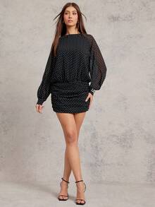 L'Amorae فستان شيفون نقطي قصير للنساء - أبيض وأسود - مشاهدة 3