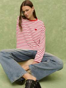 Nöista 经典条纹长袖T恤，宽松落肩设计，饰有小巧的心形刺绣。休闲俏皮，适合日常穿着，也适合春季和节日场合，是情侣装扮的理想之选。 - 紅色 - 查看 4