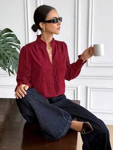 Serisse 女士休闲红色纯色刺绣衬衫，红色女式衬衫，外出休闲上衣，夏季上衣，春季，四季皆宜，休闲办公装，法式风格，商务休闲女装，优雅，通勤，简约，办公室，老钱风，简约，情人节商务休闲酒红色衬衫 - 酒紅色 - 查看 3