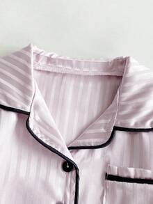 SHEIN 两件套女宝宝可爱甜美时尚休闲浅粉色竖条纹缎面丝绸质感撞色黑色滚边包边口袋装饰翻领纽扣长袖衬衫上衣和松紧腰长裤两件套睡衣家居服睡衣柔软舒适，适合日常居家穿着，春秋冬皆宜。 - 粉色 - 查看 8