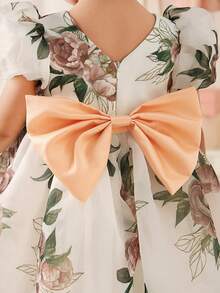 SHEIN Glamorique Kids 女婴公主风碎花数码印花连衣裙，蝴蝶结后背蓬蓬裙，适合舞台表演、钢琴演奏、中东等场合，碎花连衣裙，让女婴看起来更加可爱迷人。 - 白色 - 查看 6