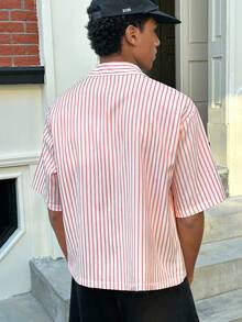 Manfinity VCAY 男士竖条纹落肩短袖休闲纽扣衬衫，夏季百搭 - 白色 - 查看 2