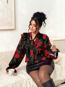 Elenzga Blusa de manga larga con estampado digital de rosas rojas, volantes y lazo, de base negra, elegante y ligera para ocasiones especiales, tallas grandes - Negro - Ver 8