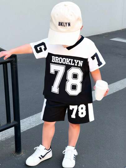 SHEIN Genkimix Kids 两件套男童运动休闲V领短袖T恤和印花运动短裤套装，适合日常穿着、观看体育赛事、夏季穿着。