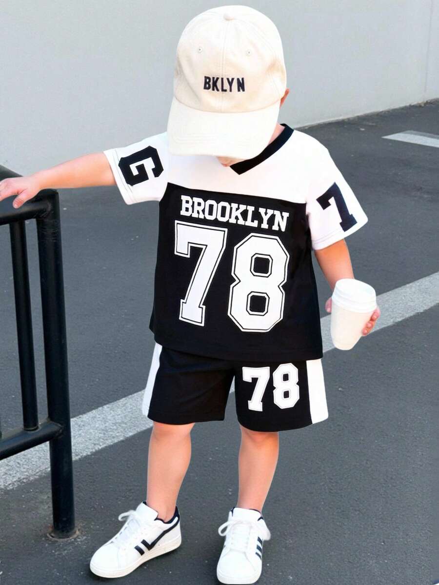 SHEIN Genkimix Kids مجموعة من قميص كاجوال بياقة على شكل حرف V وأكمام قصيرة وشورت رياضي مطبوع، مناسب للارتداء اليومي والمشاهدة الرياضية في الصيف، قطعتان - الأسود - مشاهدة 1