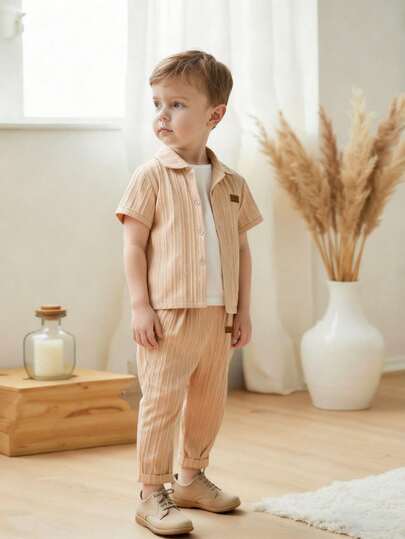 SHEIN 两件套男童休闲学院风字母印花POLO领短袖衬衫和短裤，适合日常穿着、通勤、上学、度假、旅行、休闲、日光浴、春夏穿着。