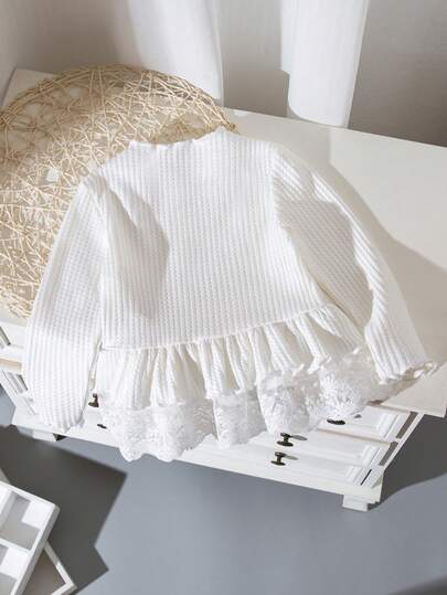 SHEIN Genkimix Kids 女童罗纹长袖T恤，蕾丝领口，舒适休闲优雅时尚，适合春、秋、冬三季穿着。