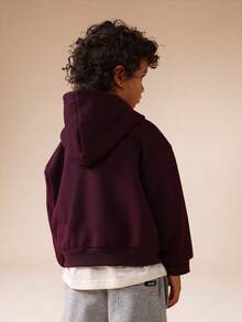 SUMWON 男童酒红色套头连帽衫，带中央口袋，长袖休闲卫衣，适合儿童秋冬日常穿着 - 中紫紅色 - 查看 2