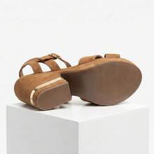 Plataformas para mujer, plataformas HK 3-M en color Melle, sandalias de tacón alto con diseño moderno y elegante, cuentan con una plataforma frontal que aporta estabilidad y un tacón ancho ideal para uso prolongado. Incluyen pulsera al tobillo con hebillas metálicas ajustables para un mejor ajuste . Su tono neutro combina fácilmente con outfits casuales o de vestir, convirtiéndolas en una opción perfecta para eventos, salidas o el día a día. - Melle - Ver 7