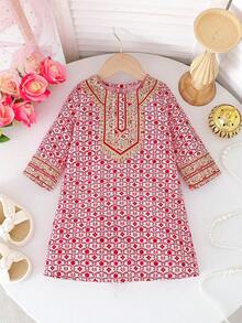 SHEIN 女婴A字圆领七分袖连衣裙。A字廓形经典时尚，适合各种宝宝体型。充满中东节日风情，适合节日庆典、家庭聚会和引人注目的外出活动；展现宝宝神秘高贵的优雅气质。 - 彩色 - 查看 4