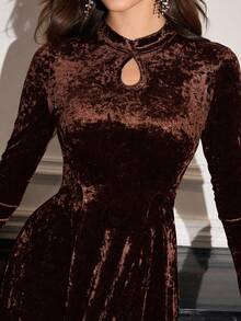 Modelyn Robe mi-longue élégante en velours avec design de goutte évidée pour femmes, vert émeraude, convient pour les occasions formelles en automne/hiver