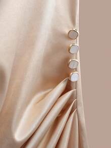 Franclia 法式独家设计，褶皱领吊带连衣裙，饰有纽扣，适合春夏穿着。