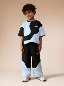 SUMWON Conjunto de camiseta de manga corta con bloqueo de color y pantalón jogger de dos piezas de estilo casual con patrón deformado, cómodo para el verano, para niños pequeños - Multicolor - Ver 1
