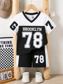 SHEIN Genkimix Kids مجموعة من قميص كاجوال بياقة على شكل حرف V وأكمام قصيرة وشورت رياضي مطبوع، مناسب للارتداء اليومي والمشاهدة الرياضية في الصيف، قطعتان - الأسود - مشاهدة 6
