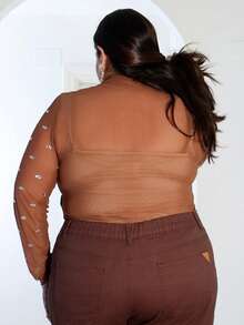Pretty and Ole Top Elegante, Glamorosa e Sexy com Decoração de Strass Feita à Mão e Tecido de Tule Transparente para Mulheres Plus Size, Outono, Inverno, Primavera e Verão - Castanho - Visão 3