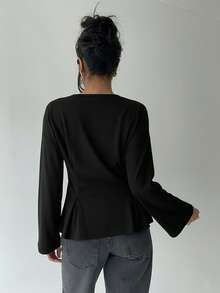 Aloruh 女士休闲圆领T恤，腰部褶皱设计，纯色T恤，适合日常通勤和居家穿着，长袖针织T恤，饰有花卉网眼图案 - 黑色 - 查看 2