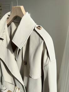 Comfortcana Áo khoác trench coat ngắn dáng rộng cổ bẻ dáng rộng phong cách retro có vai trễ cỡ lớn kèm thắt lưng khóa - Màu Khaki - Xem 6