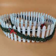 一套35英寸迷你圣诞村花园围栏，白色尖桩篱笆，饰以节日蝴蝶结和常青花环，装饰性人造木屏障，适用于季节性家居和仙境花园装饰 - 彩色 - 查看 3