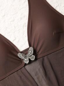 Swim Chiccia 2026 最新畅销咖啡色蝴蝶吊带深V三件套泳衣，浪漫迷人，饰以精致蝴蝶图案，宛如仙女轻盈飞舞的翅膀；雪纺外层随身而动，优雅飘逸，适合各种身材，巧妙遮掩瑕疵，完美凸显曲线。是海滩度假、泳池派对或度假村写真拍摄的必备单品。 - 棕色 - 查看 7