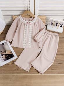SHEIN Mädchen Pyjamas - 2 Stücke Pyjama-Set mit rosa Spitzenbesatz, Langarm-Rundhals-Oberteil mit elastischem Bund, lange Hose mit Rüschenabschluss und Schleifendetail, Schlafanzug für Kleinkinder und Kleine Mädchen, ganzjährig, Urlaub 2026, niedlich, Prinzessin, Vintage, Alltagskleidung, Geschenk - Altrosa - Übersicht 9