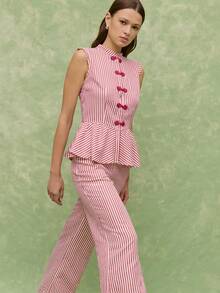 Nöista Bộ áo và quần không tay kẻ sọc kiểu peplum. Áo không tay kẻ sọc với viền peplum và khuy thắt nút trang trí, kết hợp với quần ống đứng cùng màu. Chất liệu cotton nhẹ, nữ tính, thích hợp cho các dịp lễ hội, nghỉ dưỡng và mùa xuân hè. Cũng phù hợp cho khách dự đám cưới. - Nhiều màu - Xem 6