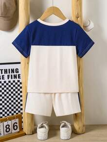 SHEIN Genkimix Kids 2 Stücke/Set Kleine Jungen Sport Lässig V-Ausschnitt Kurzarm T-Shirt und bedruckte Sport Shorts Outfit, geeignet für den täglichen Gebrauch, Sportveranstaltungen, Sommer - Aprikosenfarben - Übersicht 2