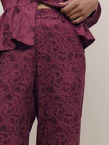 Nöista Bộ đồ hai mảnh bằng gấm thanh lịch gồm áo tay dài có cấu trúc, chi tiết cúc Trung Quốc, eo được nhấn nhá và phần peplum mềm mại. Thích hợp cho các dịp lễ hội nghỉ dưỡng và Ngày Valentine, phong cách xuân hè. - Nhiều màu - Xem 5