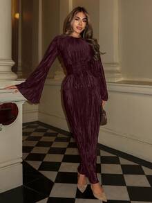 عنابي اللون