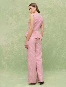 Nöista Bộ áo và quần không tay kẻ sọc kiểu peplum. Áo không tay kẻ sọc với viền peplum và khuy thắt nút trang trí, kết hợp với quần ống đứng cùng màu. Chất liệu cotton nhẹ, nữ tính, thích hợp cho các dịp lễ hội, nghỉ dưỡng và mùa xuân hè. Cũng phù hợp cho khách dự đám cưới. - Nhiều màu - Xem 2