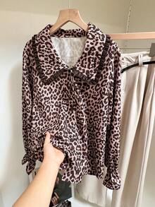 SHEIN Frenchy Áo sơ mi nữ thời trang tay loe cổ ve áo họa tiết da báo, áo in hình động vật, ve áo ngoại cỡ dễ thương với bèo nhún tương phản, kiểu Pháp cổ điển dáng rộng tôn dáng, mùa xuân, nữ, vintage, phong cách thường ngày cho kỳ nghỉ xuân. - màu nâu - Xem 6