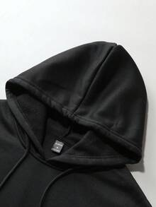 Manfinity EMRG 男士连帽衫，舒适弹力面料，经典百搭套头连帽衫，黑色。经典连帽衫设计，轻松搭配休闲装。适合春、夏、秋季穿着。印花连帽衫，街头潮流单品。 - 黑色 - 查看 4