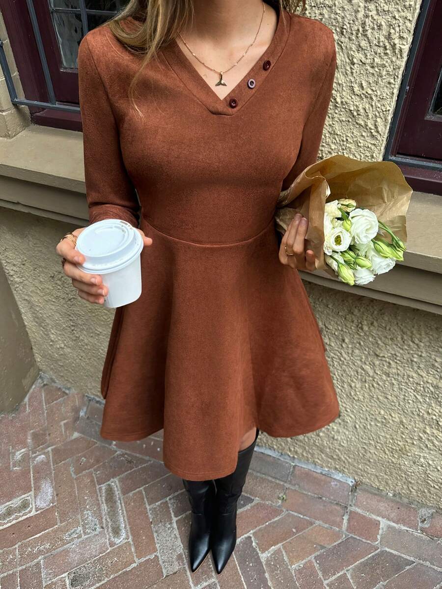 Serisse 女士纯色纽扣设计V领长袖荷叶边下摆休闲迷你连衣裙 - 棕色 - 查看 1